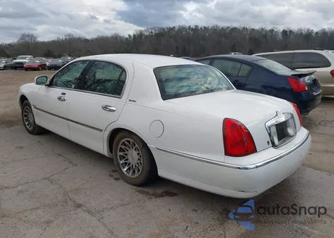 2001 Lincoln Town Car Signature z USA, uszkodzony, nr VIN 1LNHM82W01Y724132